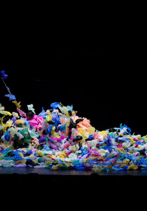 Cette photo montre un tas de plastique. Ces morceaux de plastique sont plein de couleurs. C'est comme dans une décharge.