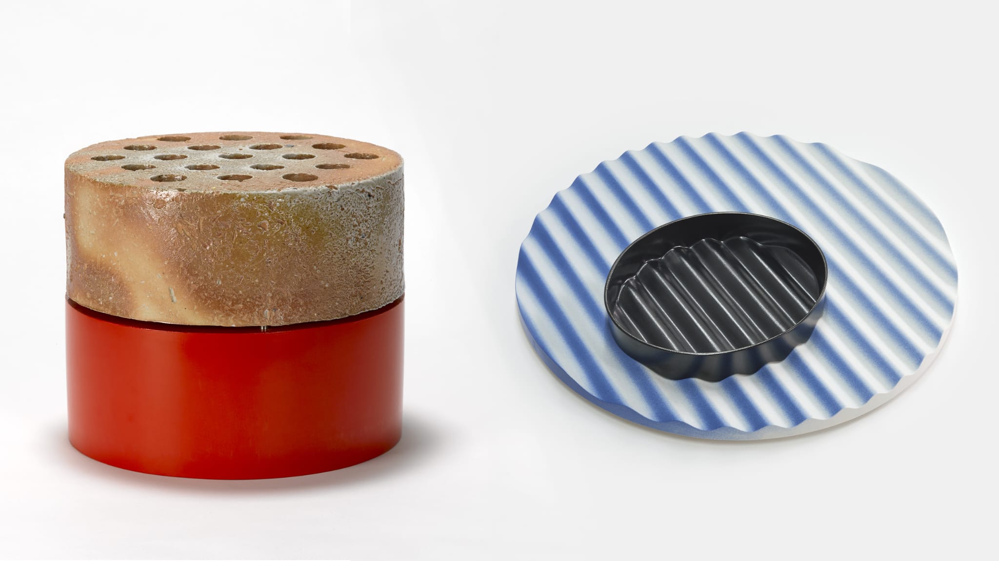 L'illustration montre deux objets. À gauche : un cylindre rouge et brun clair avec des trous sur le dessus. À droite : un cercle en porcelaine ondulée bleu ciel. Ce cercle surmonté d'un ovale en porcelaine noir, lui aussi.