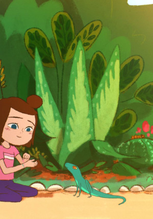 L'image montre une petite fille à genoux sur le sol, face à un lézard. Elle semble lui parler. Elle porte un t-shirt rose, elle a les cheveux bruns. Elle est devant des plantes vertes très belles.
