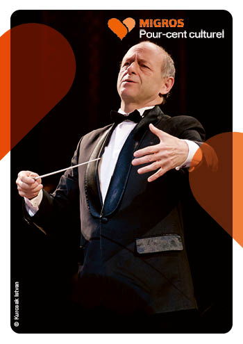 L'image montre un chef d'orchestre en train de diriger. Il est seul sur l'affiche, il tient une baguette. Il a le visage crispé, comme s'il exprimait avec son visage ce que la musique doit exprimer.
