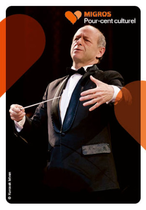 L'image montre un chef d'orchestre en train de diriger. Il est seul sur l'affiche, il tient une baguette. Il a le visage crispé, comme s'il exprimait avec son visage ce que la musique doit exprimer.