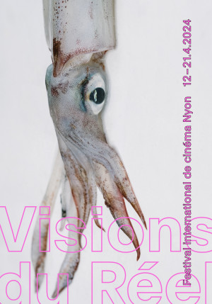 Affiche du Festival Visions du Réel. Photo d'une tête de calamar blanc sur fond blanc. Le nom du festival est écrit en grosses lettres roses fluo sur le bas de l'affiche.